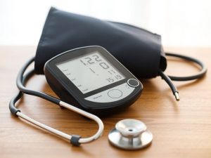 Monitorizarea tensiunii arteriale acasă cu un aparat medical.